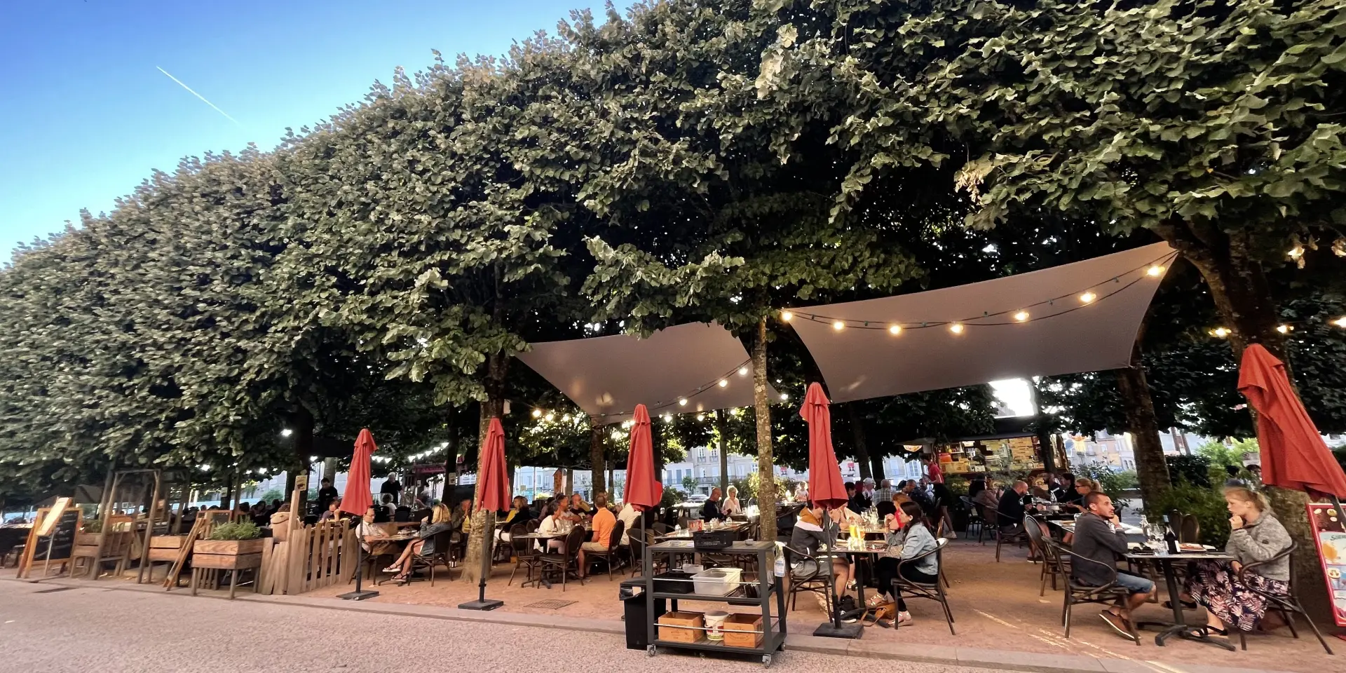Restaurants, Place Du Champ de Mars à Autun