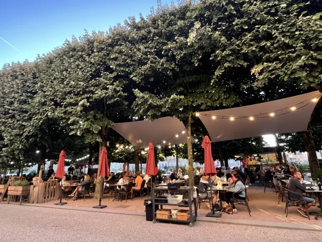 Restaurants, Place Du Champ de Mars à Autun