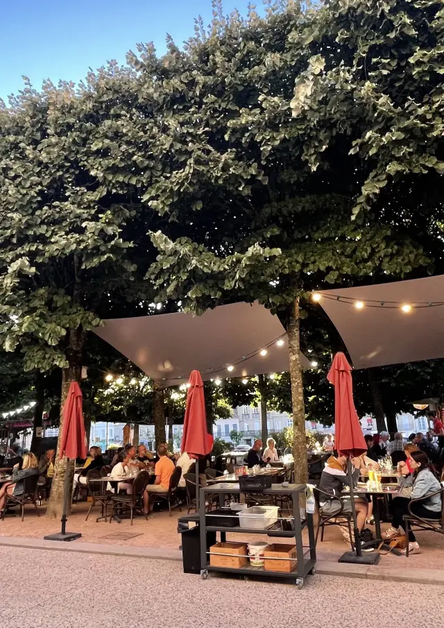 Restaurants, Place Du Champ de Mars à Autun