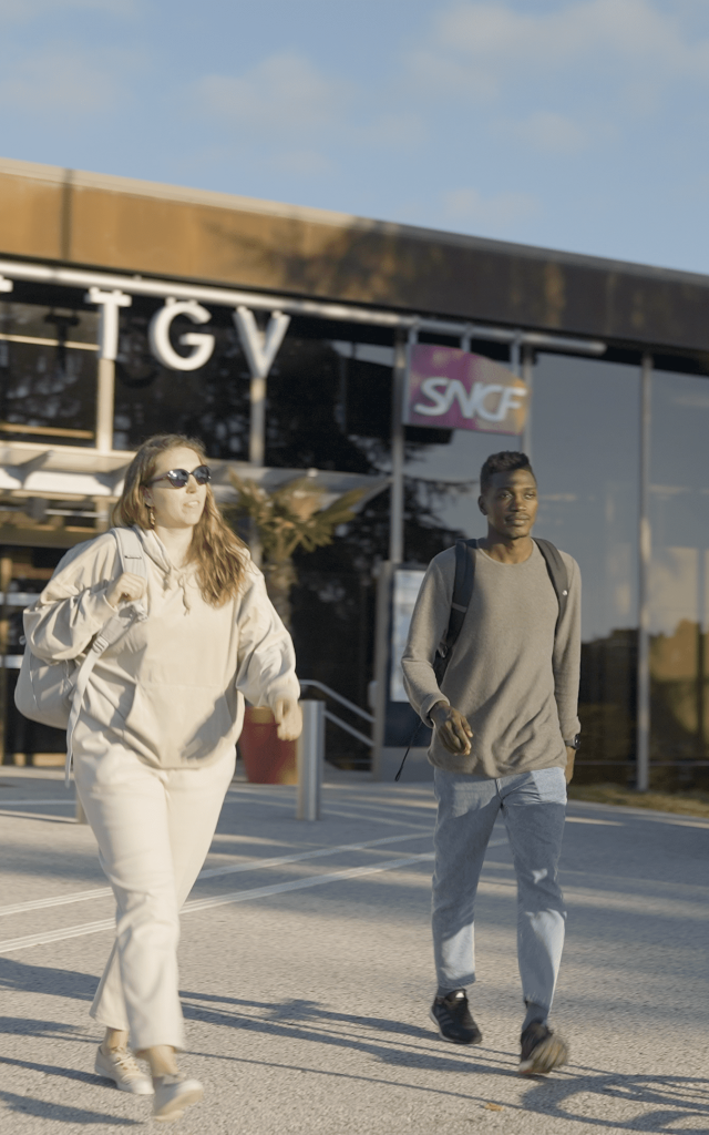 voyageurs sortie de gare-Le Creusot-TGV © Innoveo