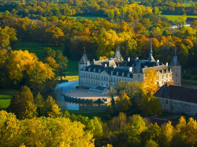 schloss von sully in burgund
