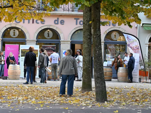 Vignobles En Scene devant l'office de tourisme